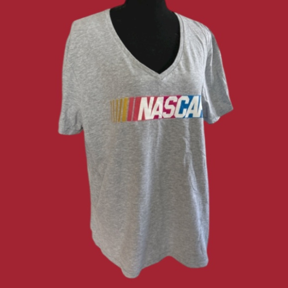 🏁 NASCAR!! COOL V-NECK TEE BY FANATICS! NEUTRAL GRAY! *TRUE RACE FANS ONLY* 🏁